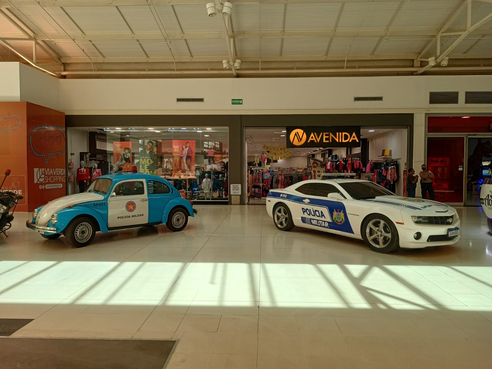 Fusca e Camaro da PM do Acre estão em exposição no Via Verde Shopping